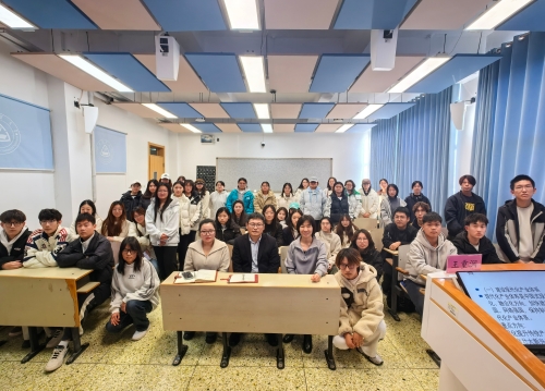 王重润为经济学院联系班级宣讲党的二十届四中全会精神