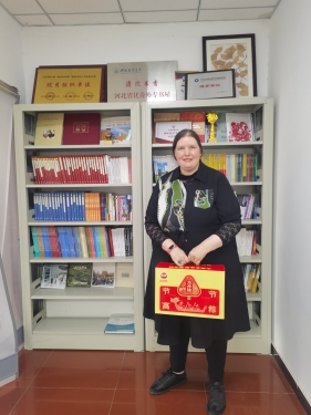 粽香寄温情 端午暖外教——国际交流中心开展端午慰问活动