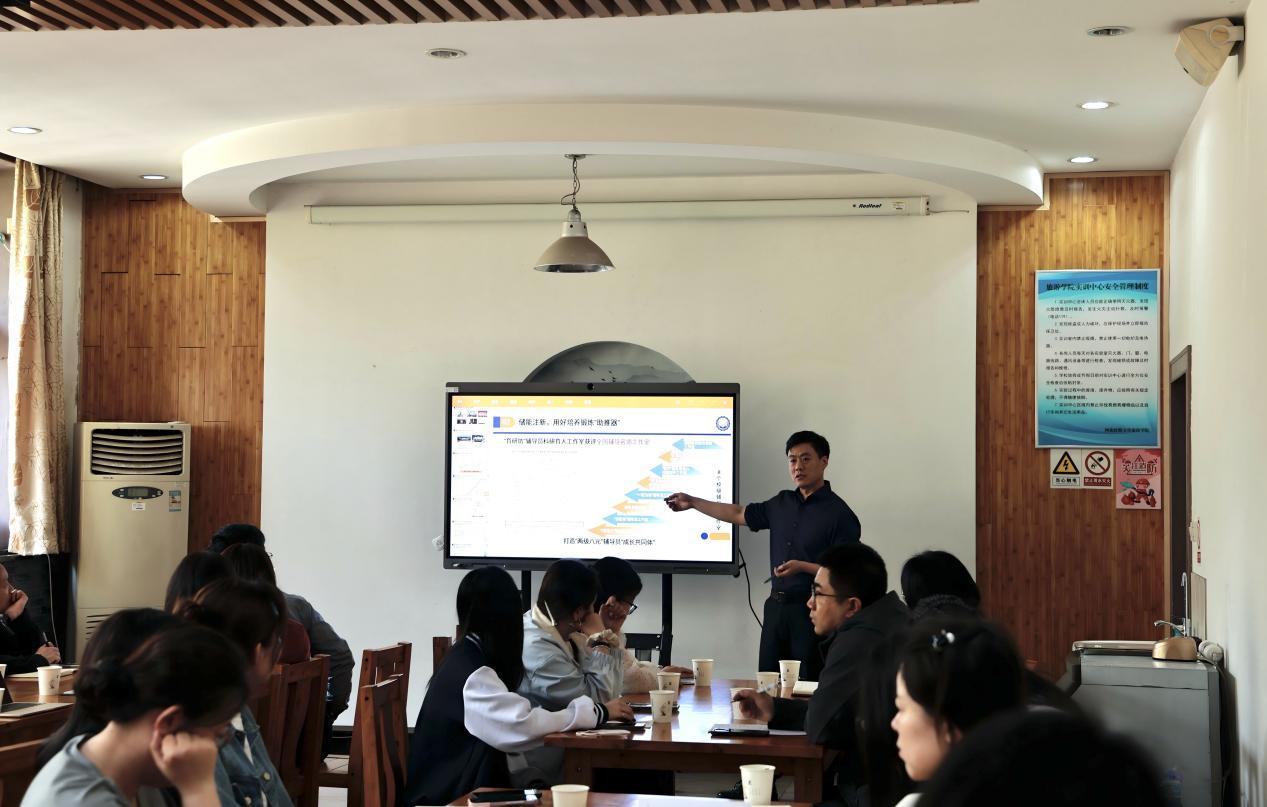 全国高校辅导员年度人物高雪冬应邀来校作专题培训