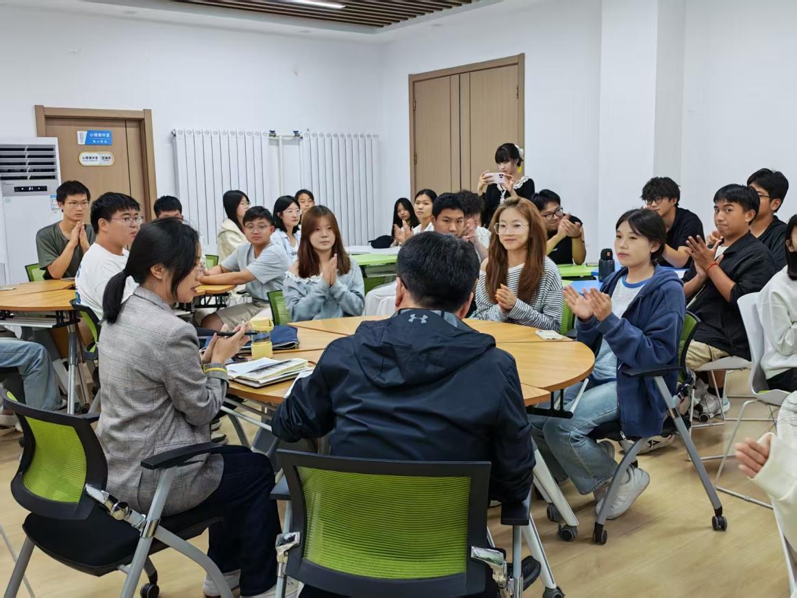 社区有约——赵国峰出席金融学院联系班级学生座谈会