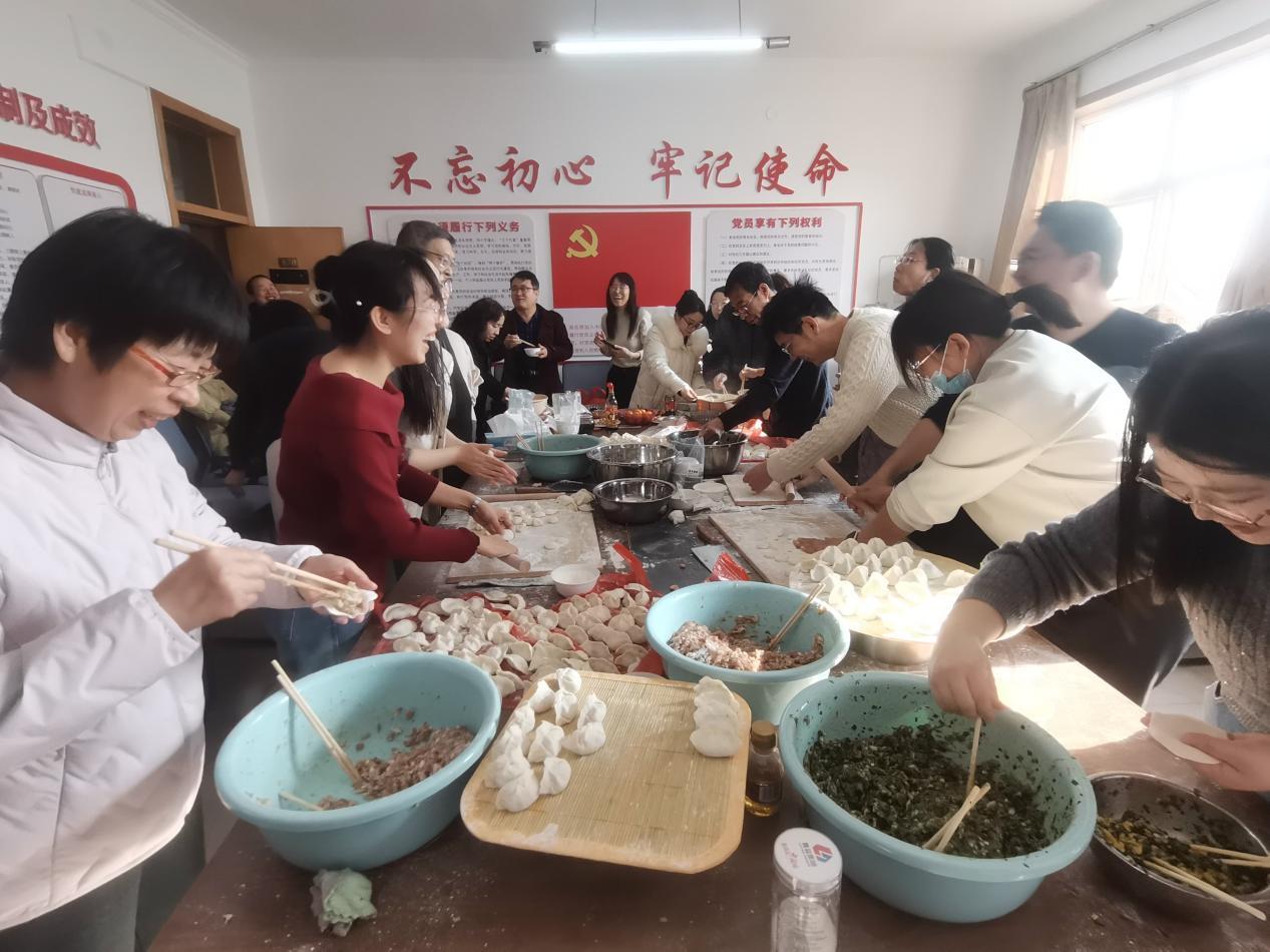 统计与数学学院开展教职工“包饺子迎新年”活动